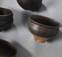 「日本の食文化を紡ぐ」をコンセプトに立ち上げた山中漆器TSUMUGIシリーズ。
10型あるTSUMUGI汁椀のお椀には、古来より親しまれていた由来があります。
GOOD DESIGN2016受賞