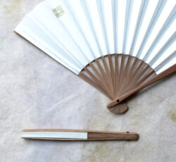 かわひら
「伝統技術」×「茶文化」をコンセプトに、
地域の伝統技術と文化を融合させた茶道用品ブランド、貴人(きにん)。
世界無形文化遺産”石州半紙”の手触りと、大名茶人、松平不昧公による茶文化を楽しむことができます。